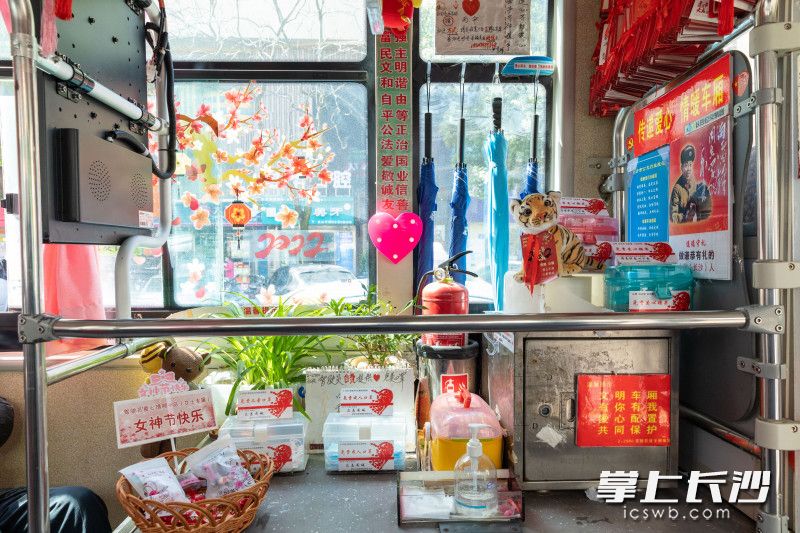 妇女节期间，长沙公交司机肖师傅自费为乘客布置爱心物品。