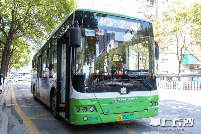肖师傅驾驶的公交车。